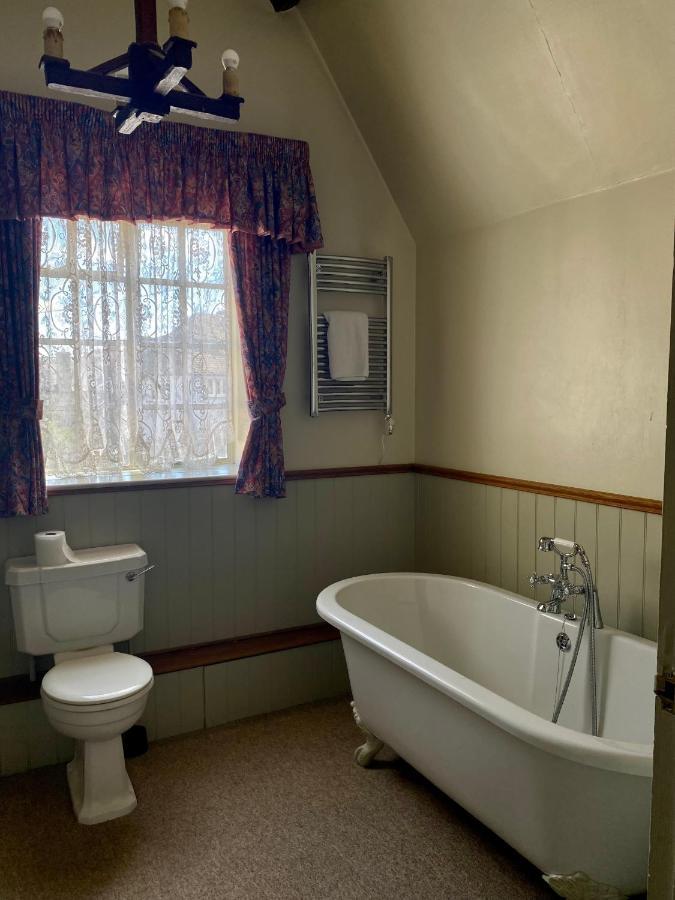 The Golden Pheasant Hotel Burford Extérieur photo